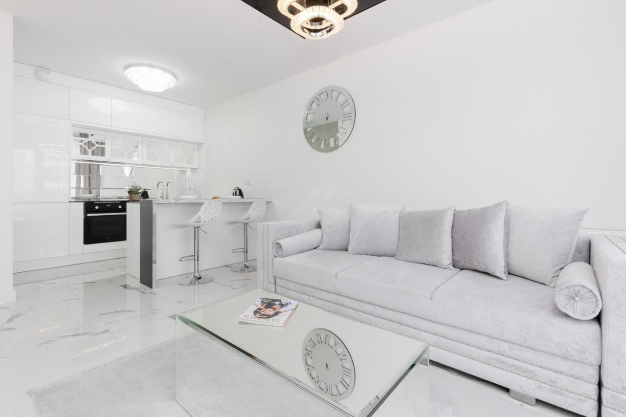 Elegant Apartments With Balcony & Parking Warsaw By Noclegi Renters Esterno foto